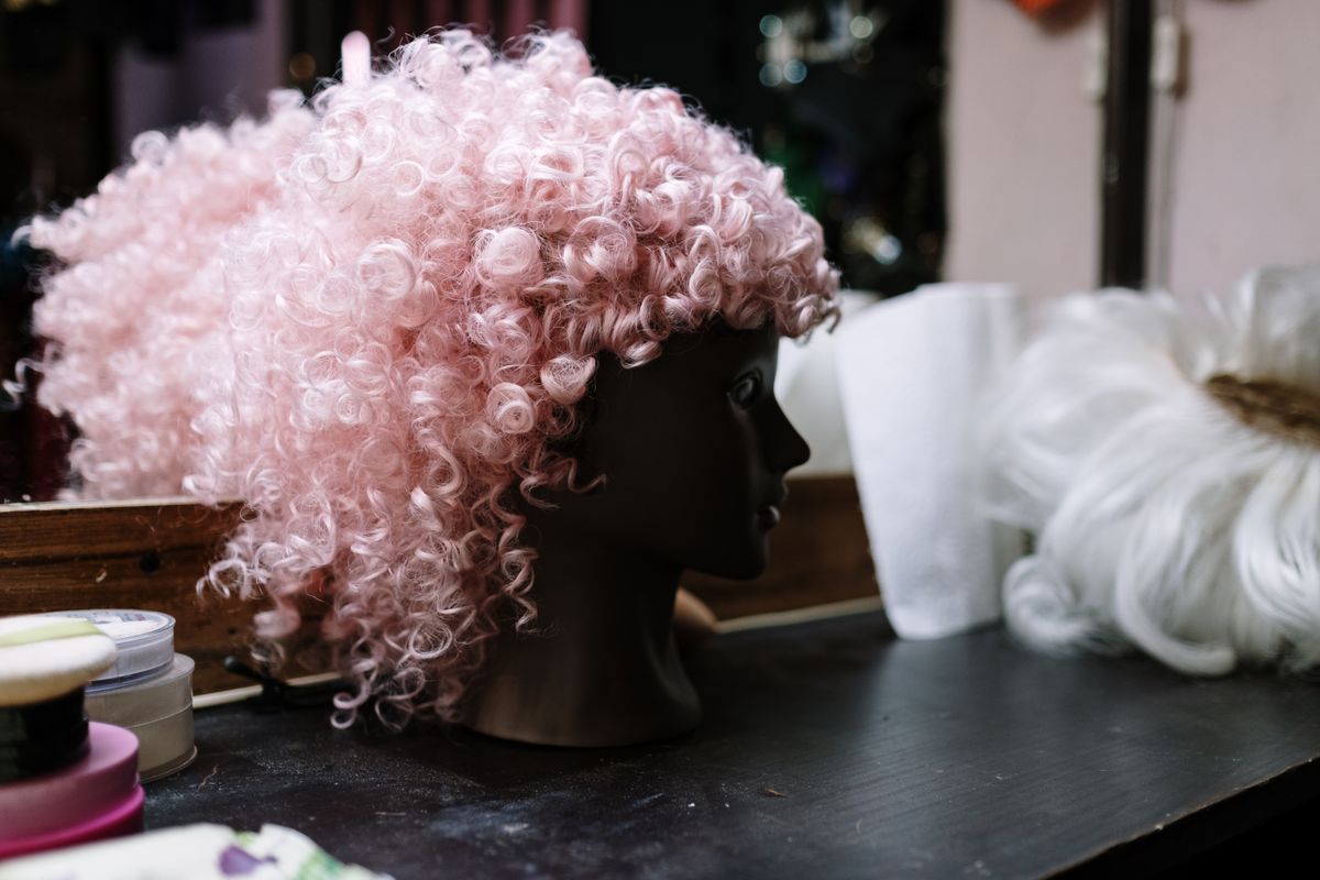 Adjustable wig stand
